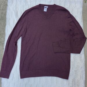 Men's V-Neck Sweater in Burgundy ⚠️‎ Attention to the details of the garment